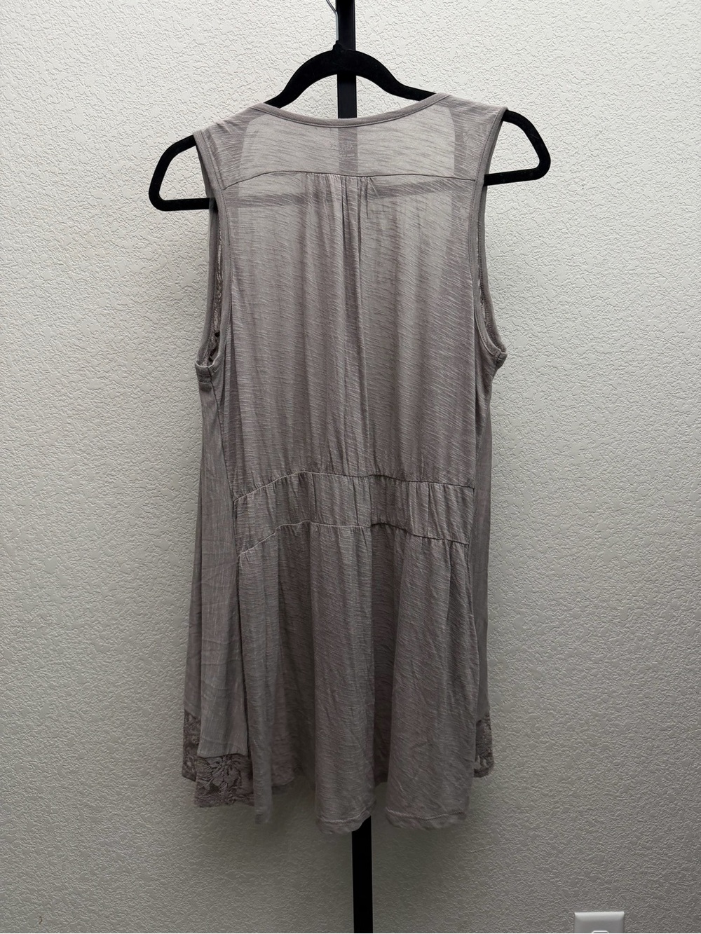 Ana Women’s Floral-Trim Sleeveless Open Vest - Picture 3 of 4